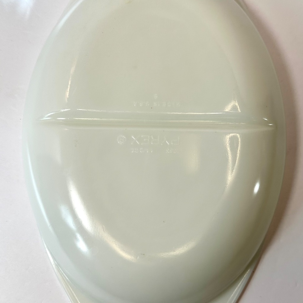 Vintage Pyrex Divided Casserole Dish 1.5 QT Milk Glass Oval USA - Picture 6 of 6